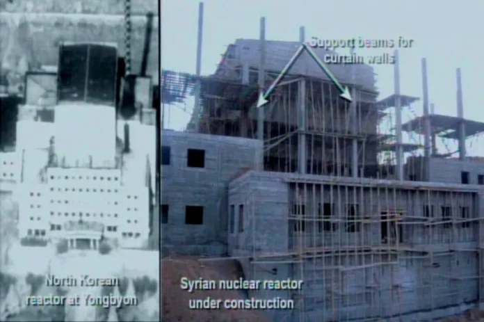 Imagine publicată de guvernul SUA, arătând similaritățile dintre principalul reactor nuclear nod-coreean și cel sirian