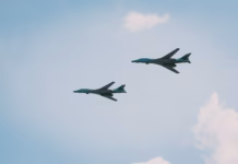 Două bombardiere americane B-1, capabile să transporte arme nucleare, survolează un spectacol aviatic din Cehia ca semn de solidaritate a NATO